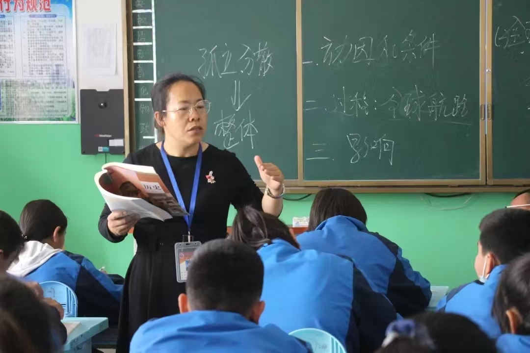 课堂上的侯朝茹老师。 受访者供图