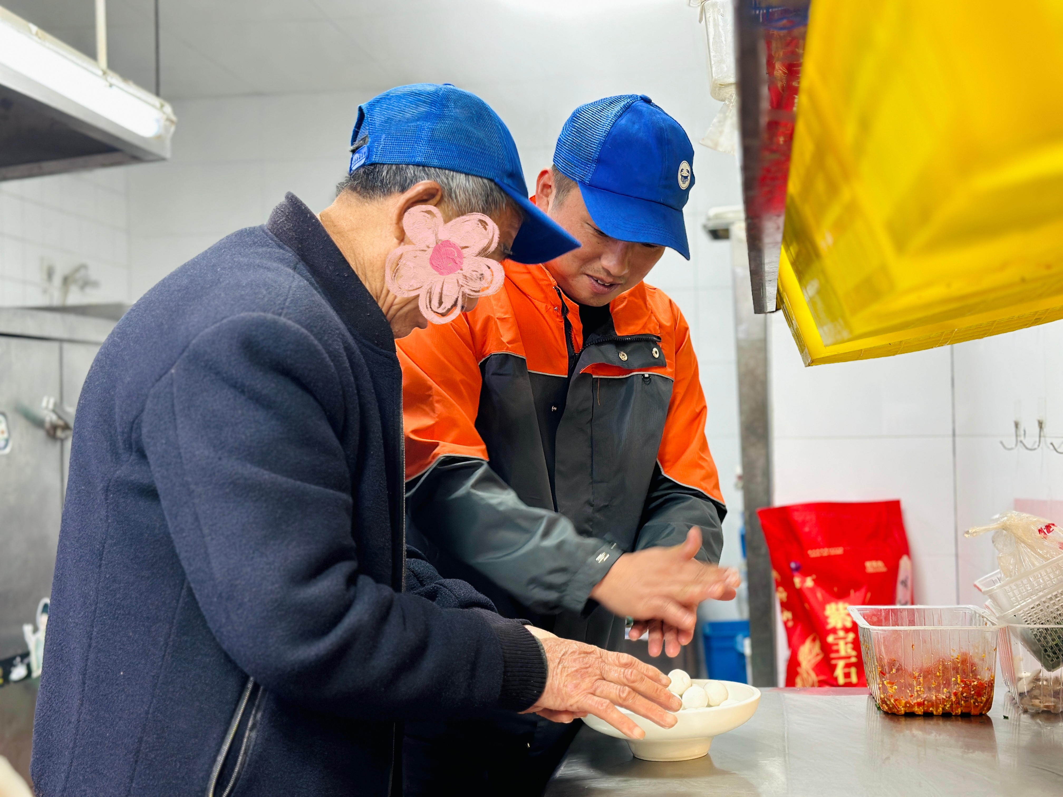 60位没有血缘的“家人”，共飨“拼桌”团圆饭