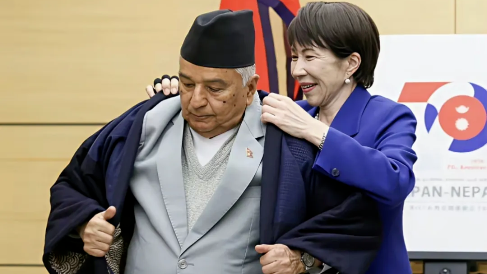 尼泊尔总统到访日本，高市早苗亲自帮其穿上日本服饰