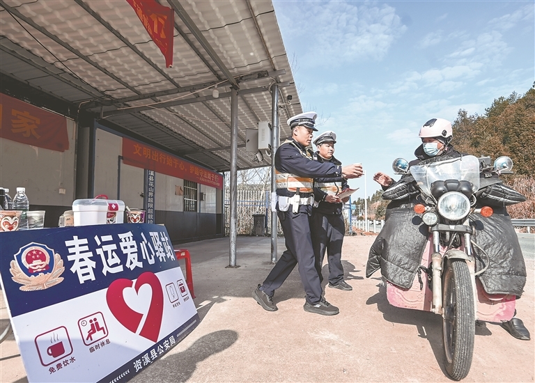 护航春运（图）