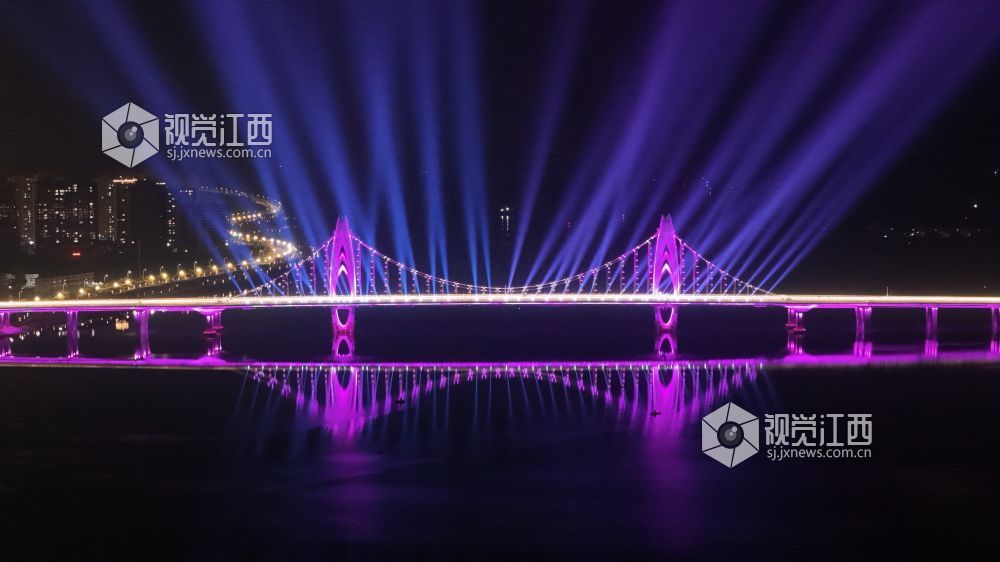 2月3日晚，江西省吉安市泰和县澄江大桥夜景璀璨夺目，成为城市新名片。
