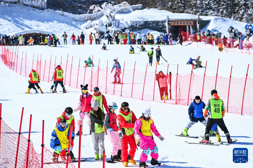 在江西省宜春市铜鼓县排埠镇七星岭滑雪场，参加冰雪冬令营的学生在教练的带领下体验冰雪运动（2月2日摄）。