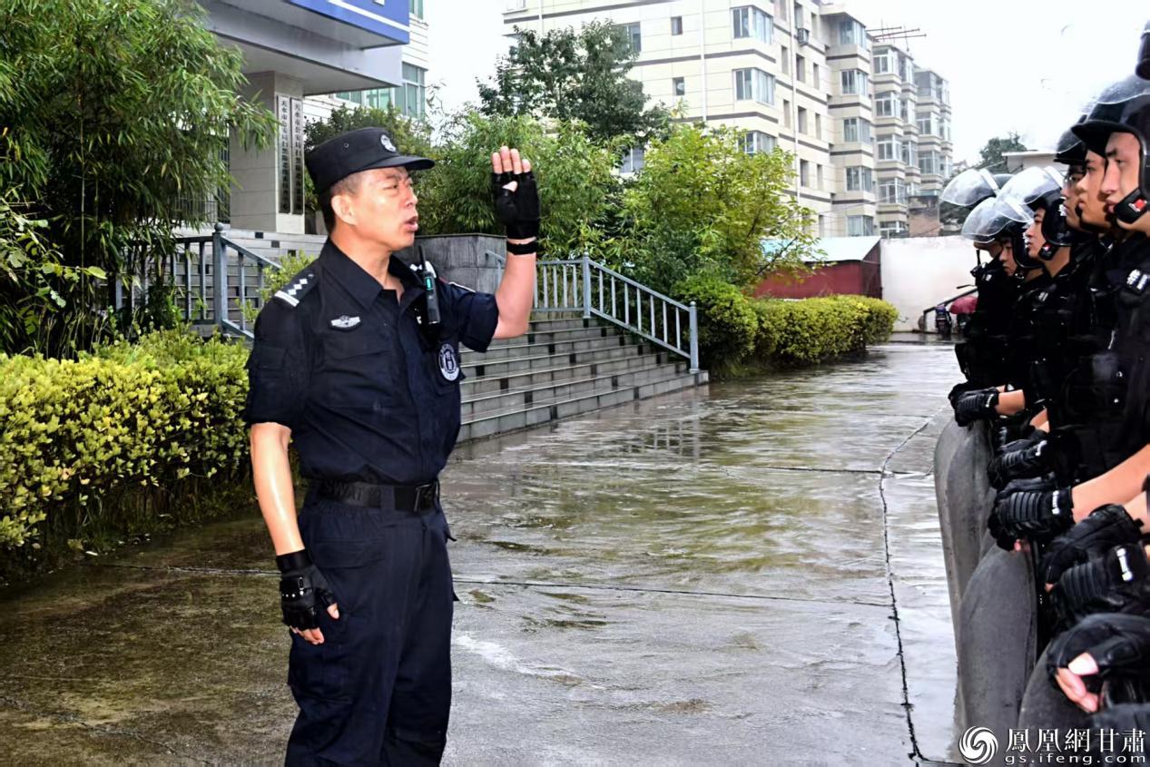 甘肃省天水市公安局麦积分局特警大队大队长陈富银以身作则，带出敢打敢拼的特警队伍。甘肃省公安厅供图