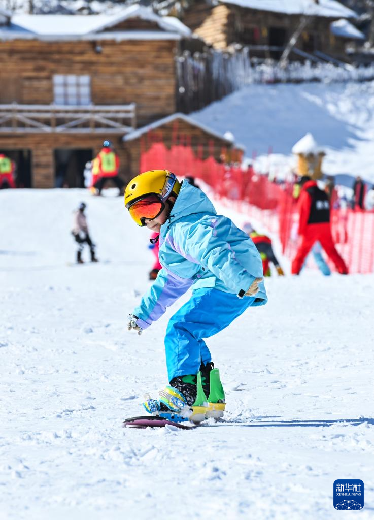 在江西省宜春市铜鼓县排埠镇七星岭滑雪场，参加冰雪冬令营的学生在练习滑雪技巧（2月2日摄）。