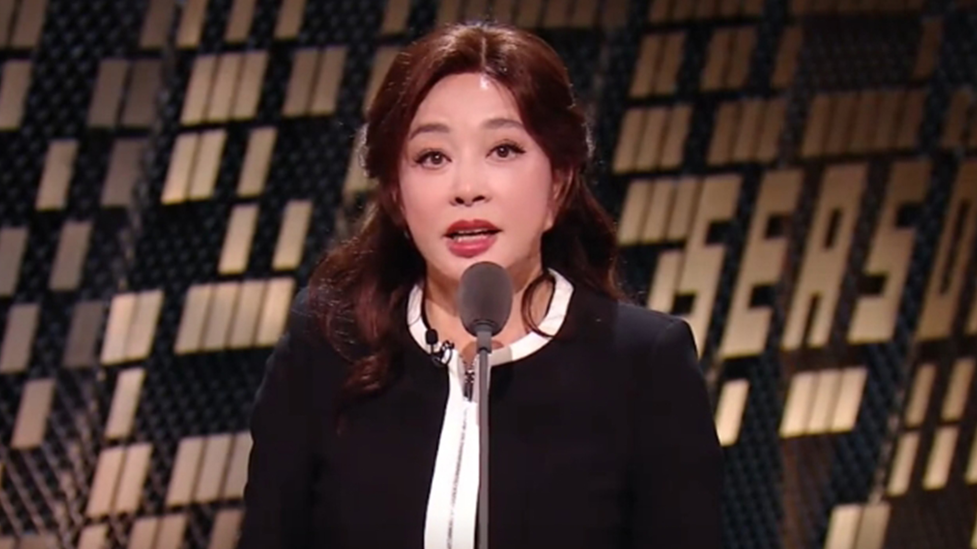 刘晓庆呼吁别再叫她“庆奶”：我不是被时间推着走，我想走就走！网友：想起晓庆至理名言——就不死