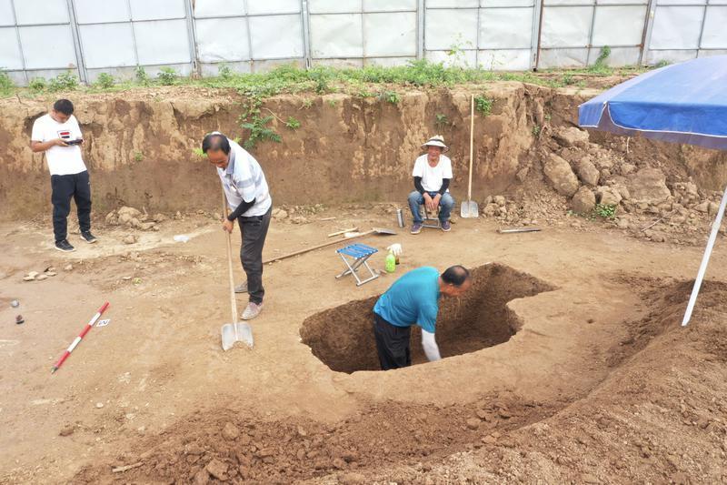 考古人员正在现场工作