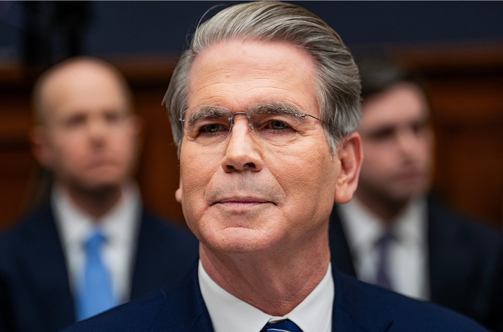 美众院上演巅峰“骂战”？贝森特炮轰美联储失信 遭多名议员围攻