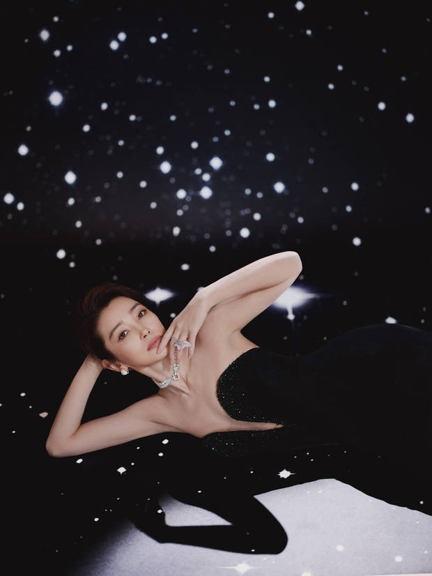 李冰冰侧身姿态温柔缱绻。