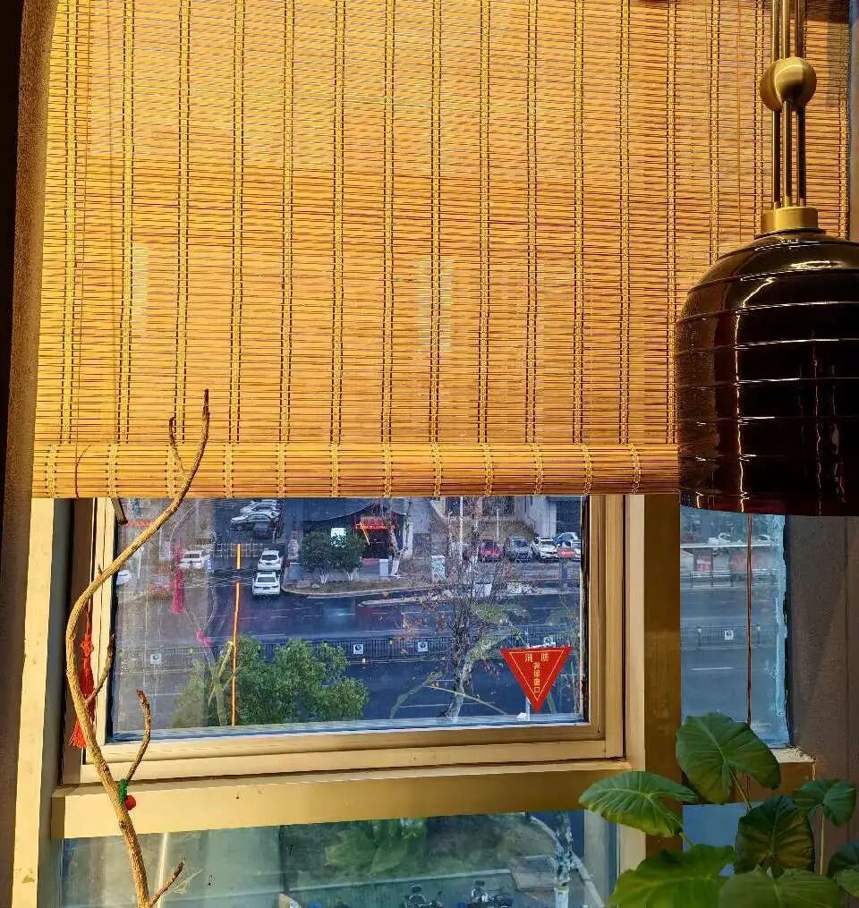 ▲外窗设置阻挡逃生的障碍物