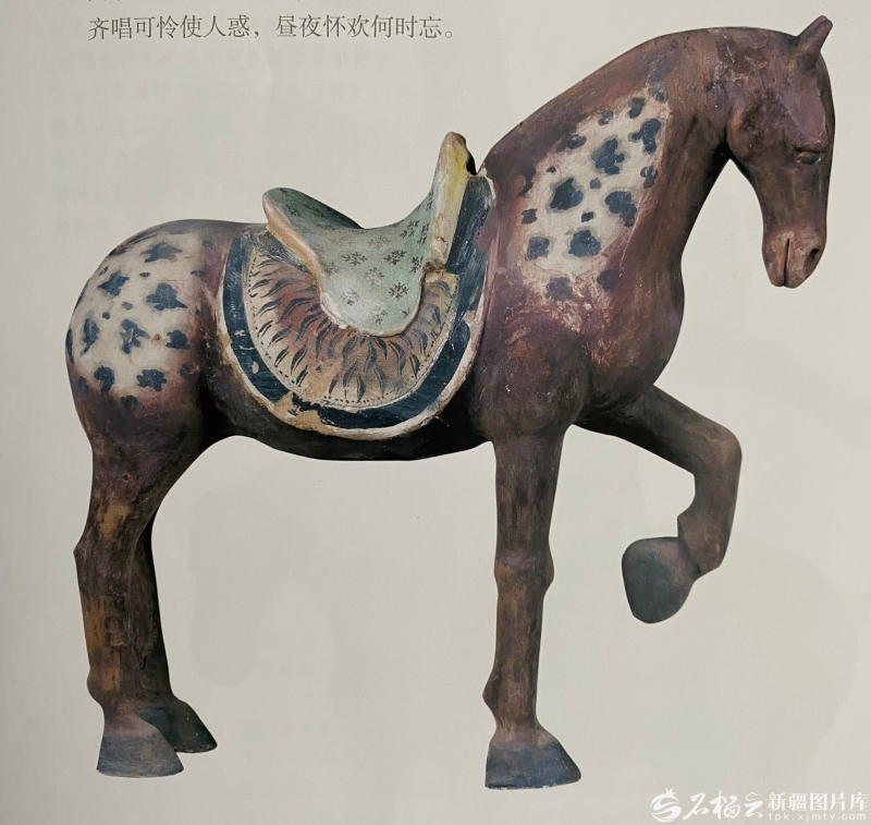 新疆博物馆馆藏的彩绘泥塑舞马。石榴云/新疆日报记者 赵梅摄