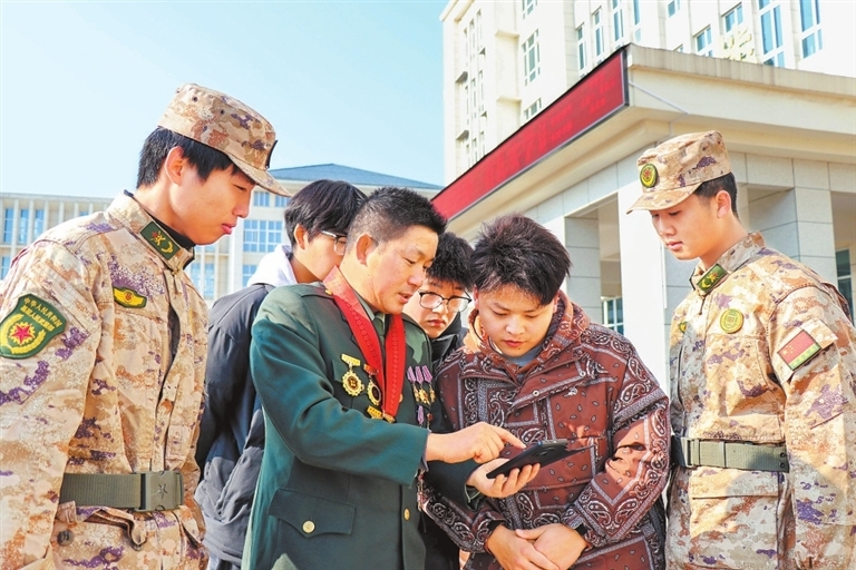 内乡县人武部组织优秀退役军人为大学生进行征兵政策宣讲。王建法 摄