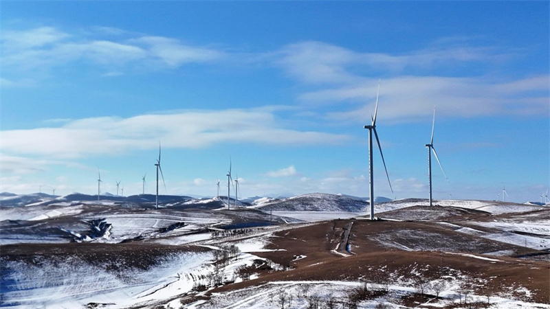 2月1日拍摄的位于丰宁满族自治县坝上地区的风力发电设施。