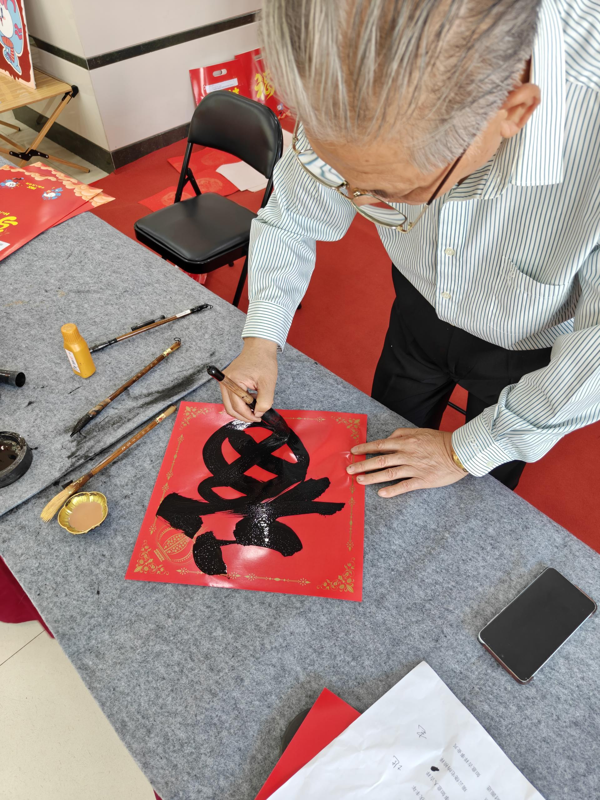 妙笔书福联，墨香迎新年    ——人保财险海口市分公司开展新春送春联活动