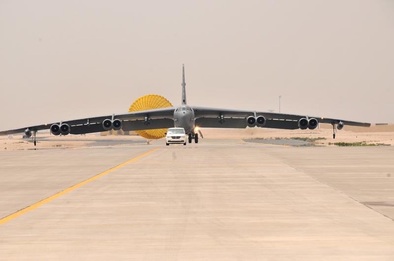 这张资料照片显示的是2016年4月9日,一架美国空军的B-52轰炸机抵达卡塔尔乌代德空军基地。新华社/美联