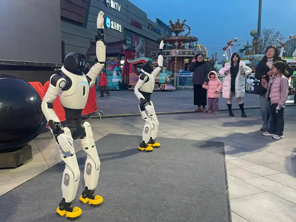 山东一家商场前的机器人表演。(受访者供图)
