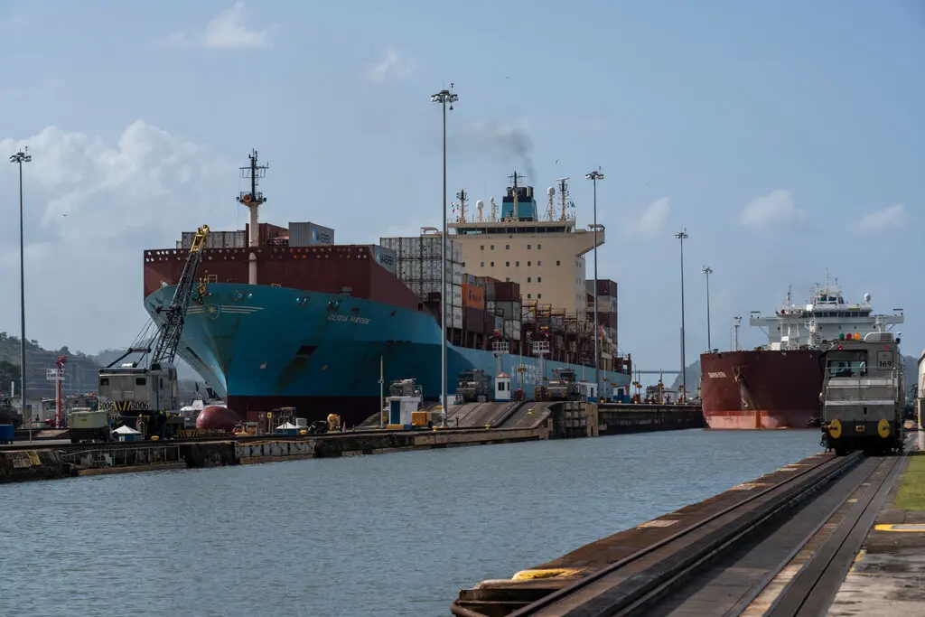 ▎中国在巴拿马运河投资运营的港口及开展商业合作的货轮。图源:The NewYork Times