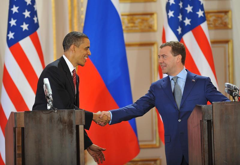 这张拍摄于2010年4月8日的资料照片显示,时任美国总统奥巴马(左)和时任俄罗斯总统梅德韦杰夫在捷克首都布拉格签署新核裁军条约后出席新闻发布会时握手。 新华社记者武巍摄