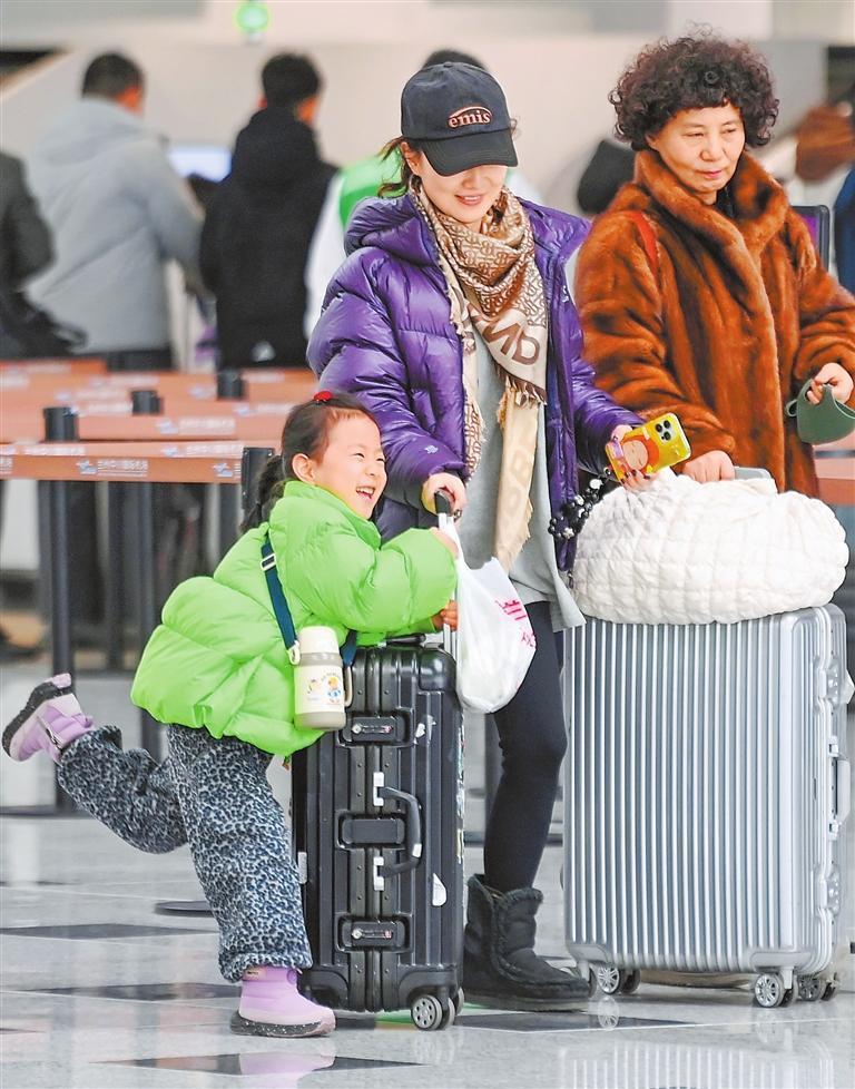 小女孩笑容灿烂，满是对旅途的期待。