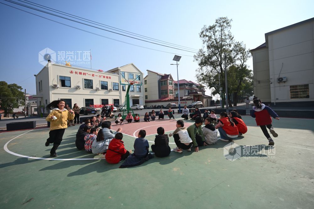 2026年2月4日，在江西省吉安市吉州区曲濑镇长明村支教点，“返家乡”大学生“吉聚青优”支教队的志愿者正在带领孩子们开展“丢手绢”游戏。