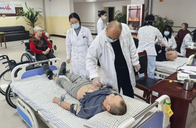 宁晋县医院专家医疗队走进康乐老年公寓开展体检、义诊活动