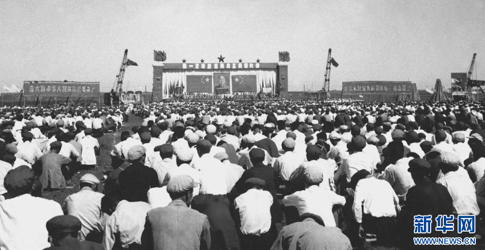 1953年7月15日，中国第一座汽车厂——长春第一汽车制造厂在吉林省长春市奠基。新华社发