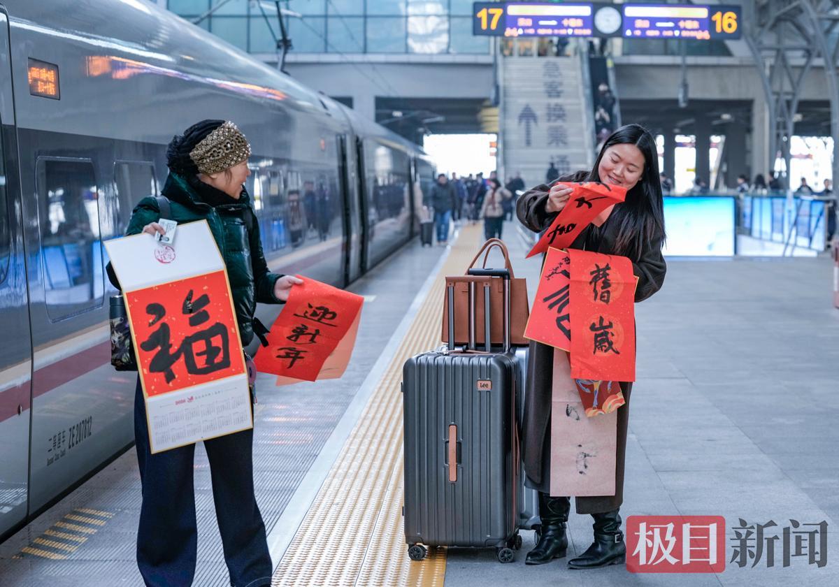 获赠旅客提着现写的“福”字和春联（墨迹未干），一路喜气洋洋