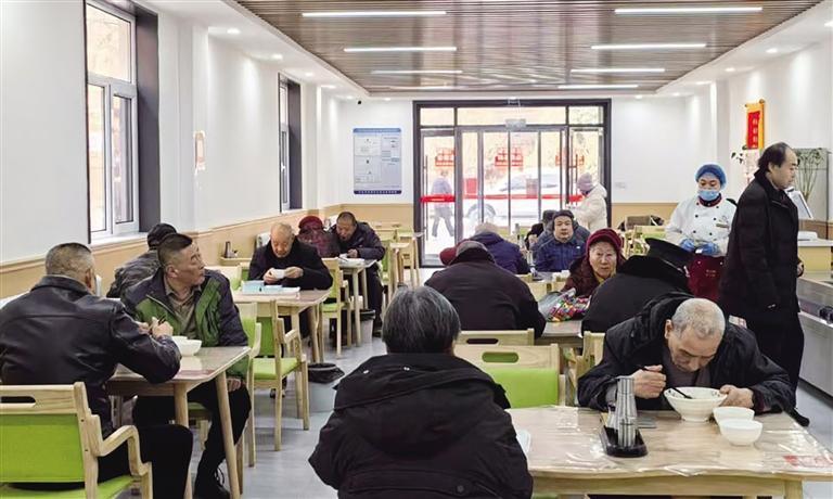 社区食堂的环境明亮整洁