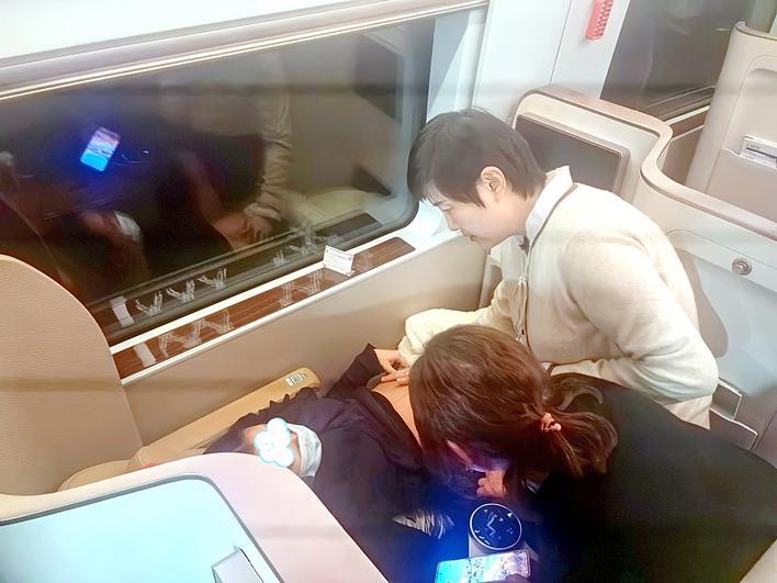 专家团在为孕妇诊断 通讯员供图