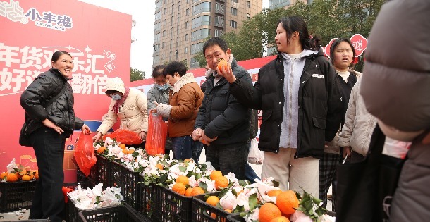 烟火升腾，共富新景——北仑小港街道第三届“小丰港”年货共富市集热闹开集 