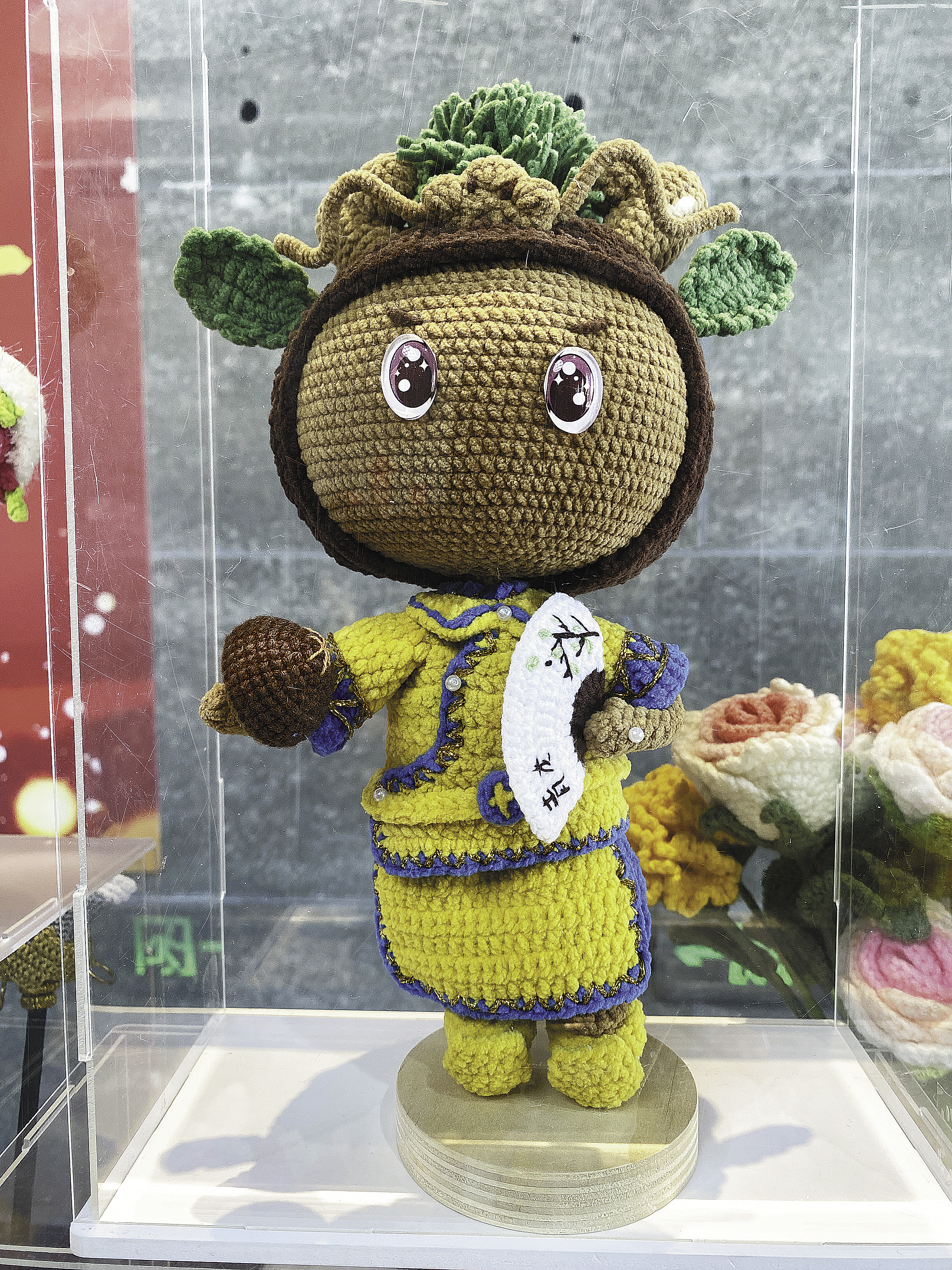 青龙满族自治县传统毛线钩织手工技艺制作而成的原创卡通形象“栗小龙”。