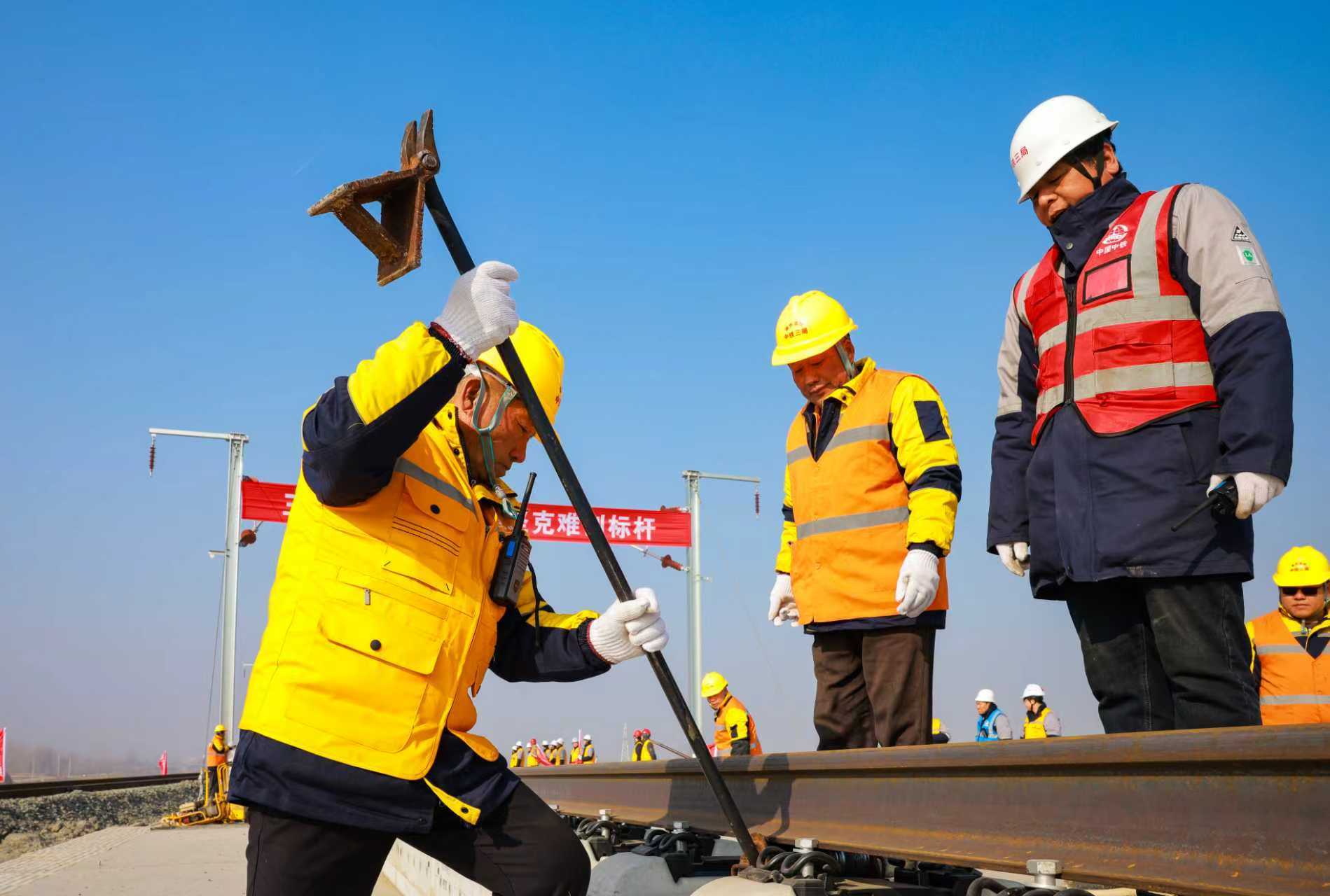 雄忻高铁进入铺轨施工阶段