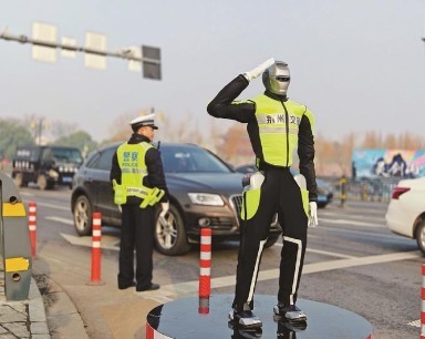 “交警机器人”春运上岗