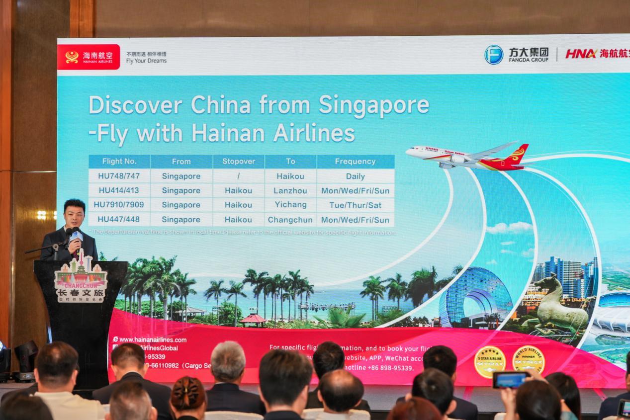 (图:海南航空新加坡办事处总经理吴琮业介绍新加坡往返长春的航线信息)