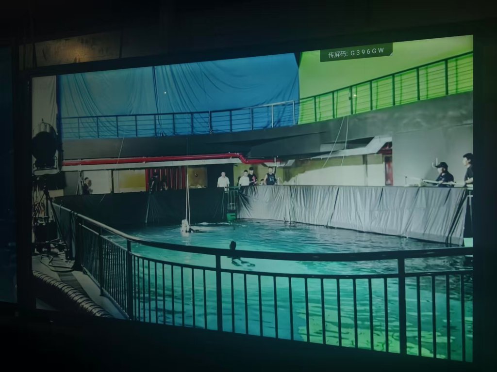 剧组的水下摄影棚拍戏的影像资料画面