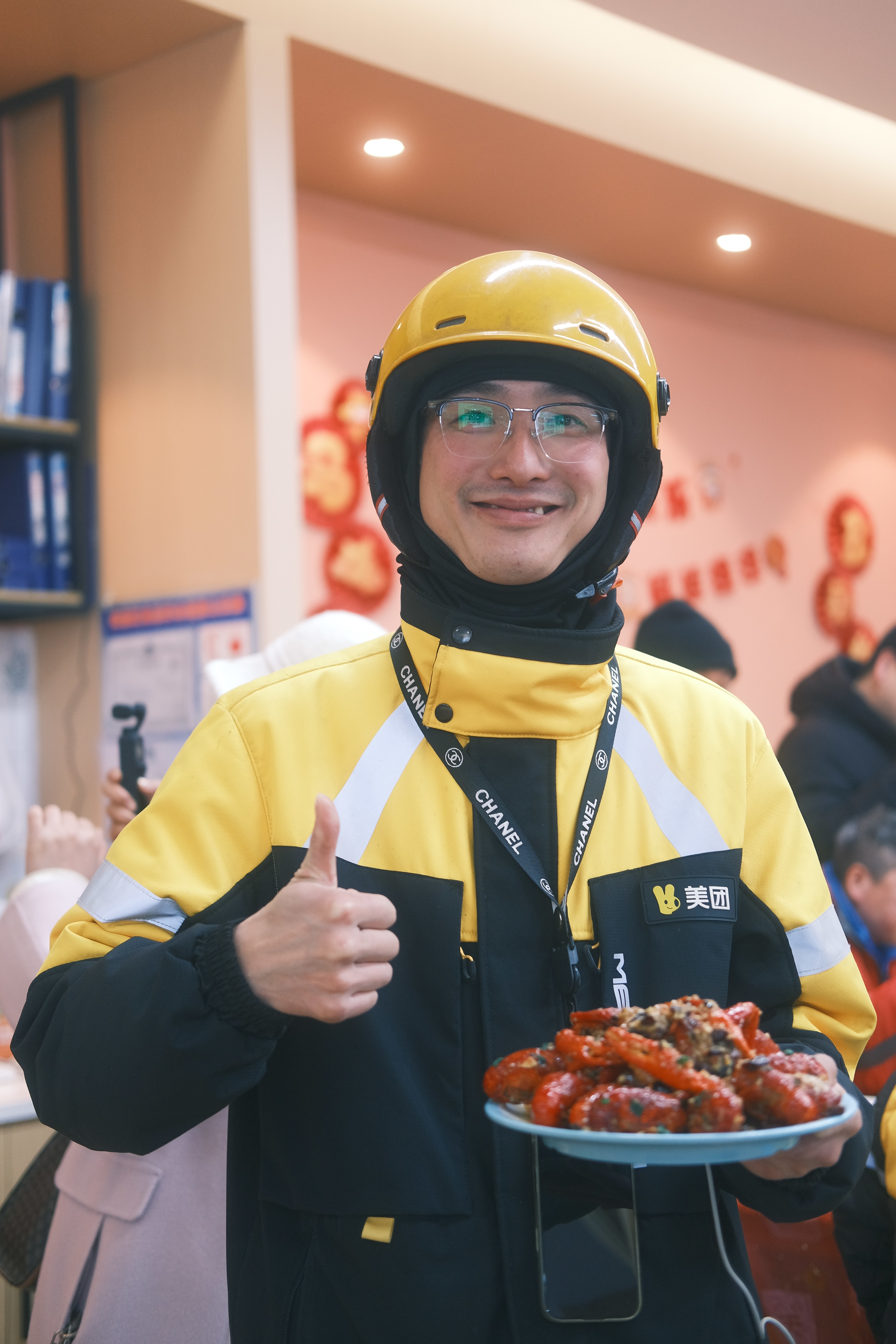 从田间到心间：潜江龙虾温暖城市服务者寒冬