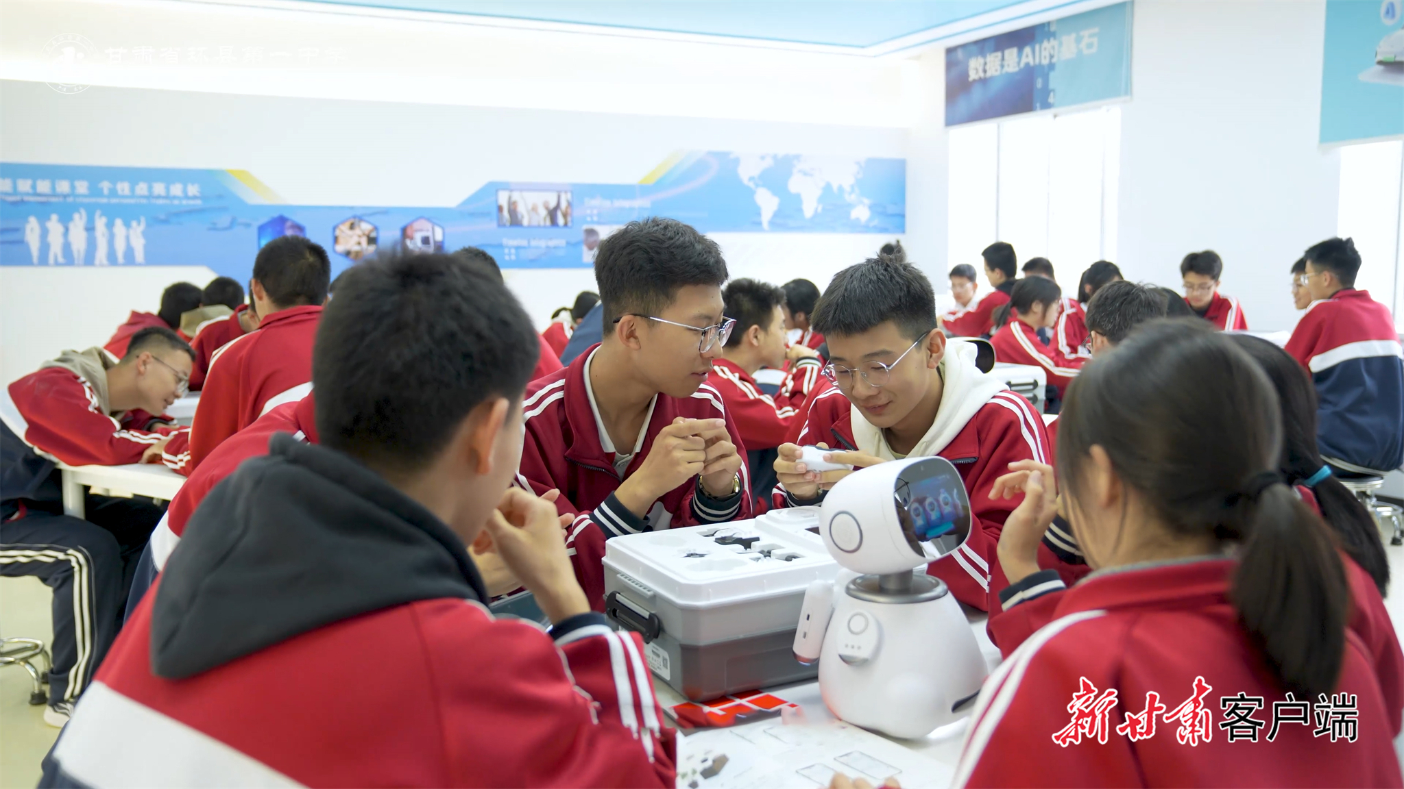 环县第一中学机器人社的学生们交流学习