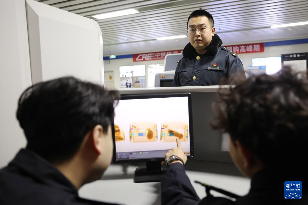 2月1日，在中铁快运兰州西站营业部，旅客托运的宠物在进行安检。