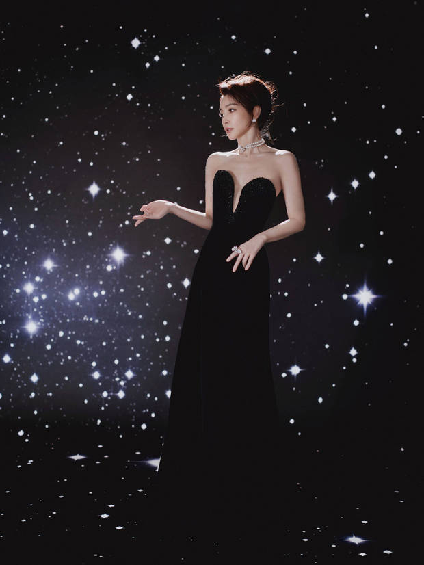 李冰冰穿黑丝绒裙身气场全开。