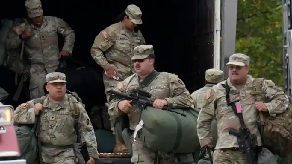 特朗普吹嘘美军颜值：个个都是“汤姆·克鲁斯”，只是更高大了些，说完自己都笑了