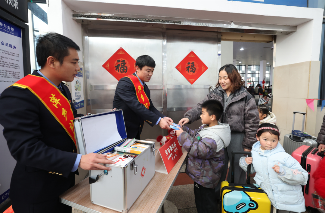 旅客在萍乡火车站候车区旁的“乡音便民站”领取退热贴等便民医疗物品