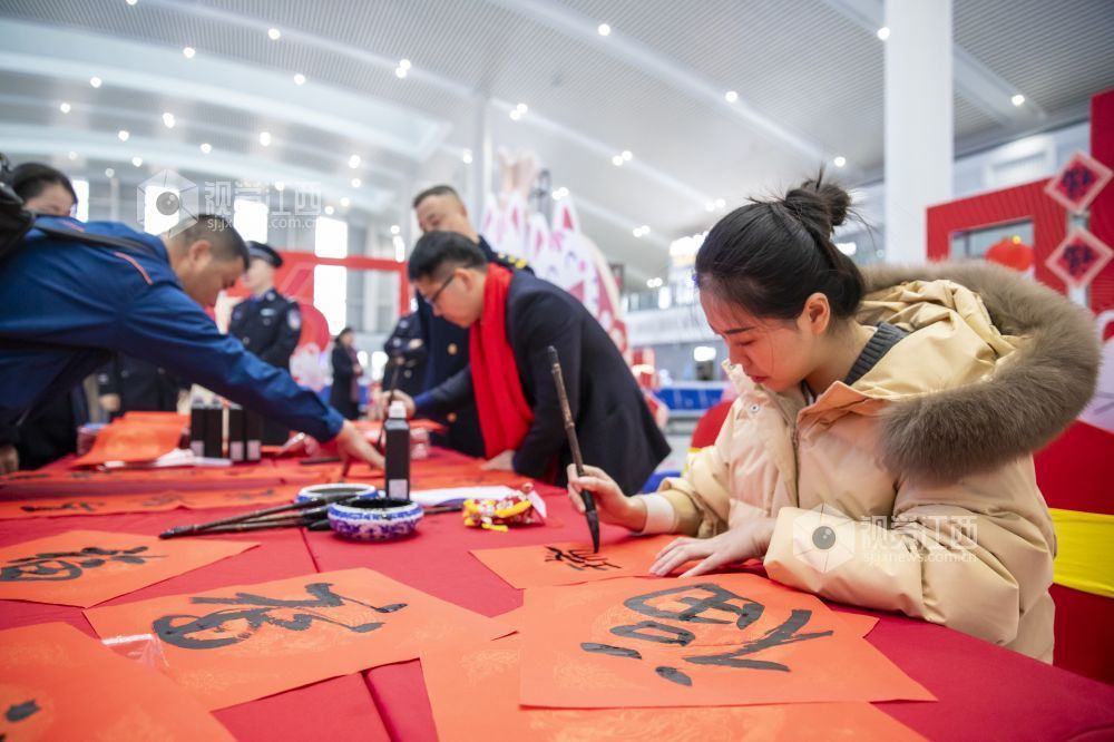 江西赣州：万福迎春暖归途 传统文化润旅途