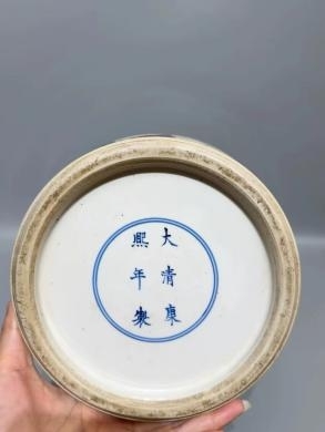 万妆狂舞尽忘忧，欢娱交响意未休——康熙官窑五彩界画人物《掷果盈车》宝字瓶析论