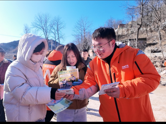 （图片说明：平安志愿者分发宣传折页）