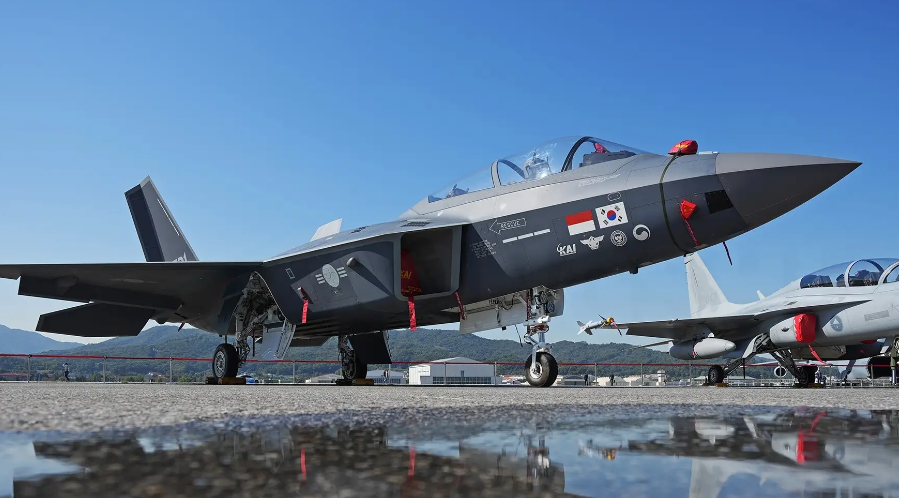 KF-21是韩国与印度尼西亚正在合作研发的多用途战机，计划于2026年交付。该战机虽然采用部分隐身设计，但因无内置弹舱，只能外挂导弹武器，隐身能力名不副实。