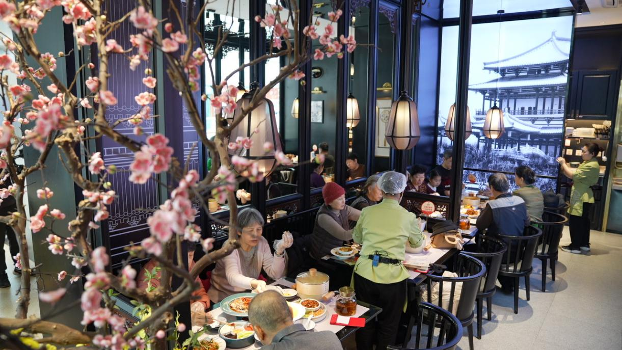 立春至，春饼香额娘&middot;春饼烤鸭传承习俗，开启一年好光景——河北市民以传统食俗迎接春天