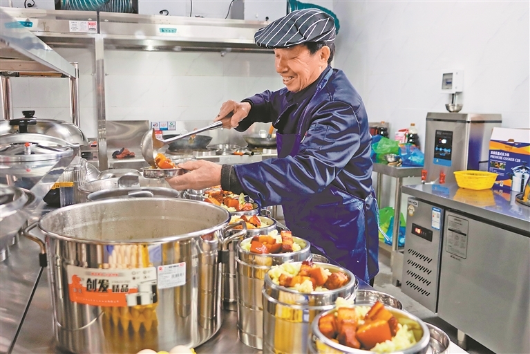 暖心食堂工作人员正在备餐。 本报全媒体记者 洪怀峰摄