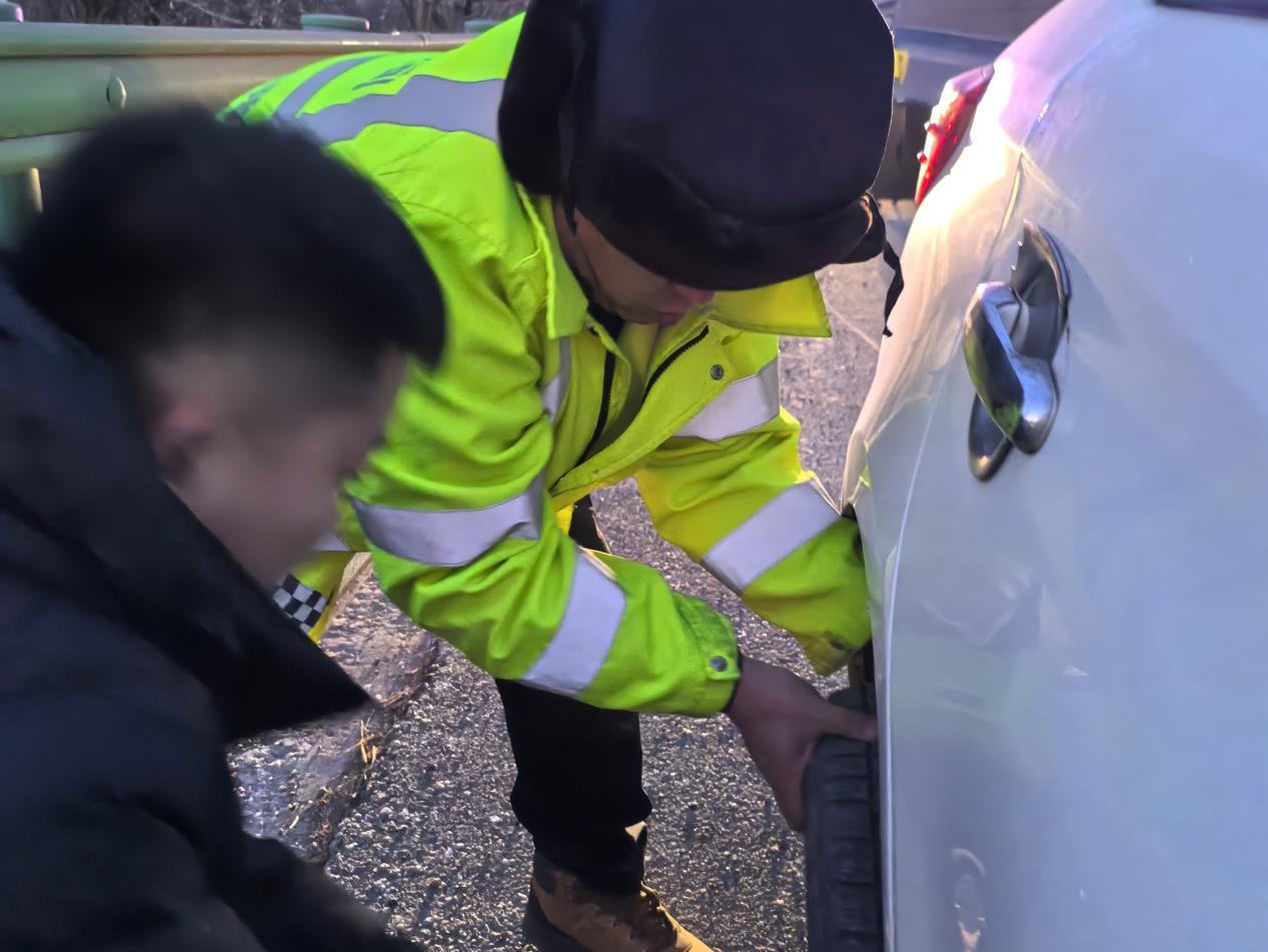 河北高速集团承德分公司平泉保通保畅应急大队：春运保畅暖归途 延伸服务显担当