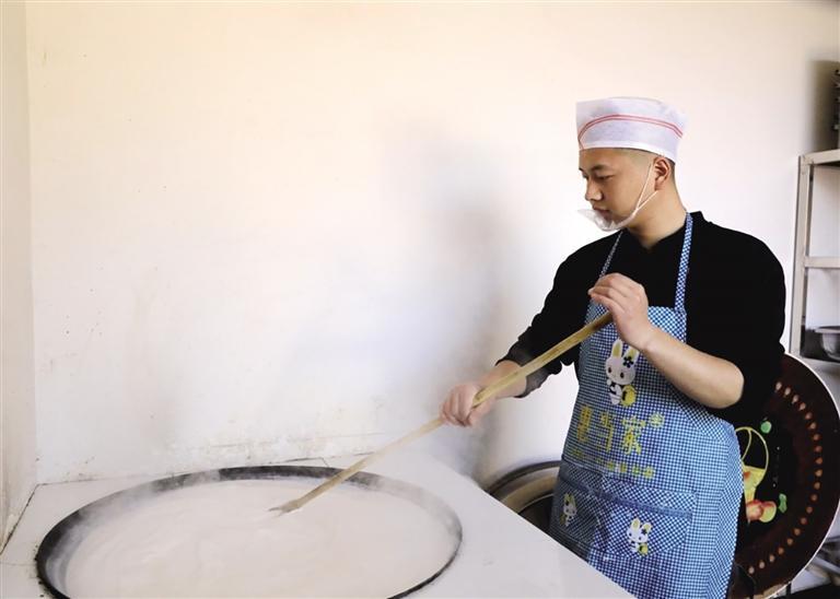 王有志在制做手工凉粉