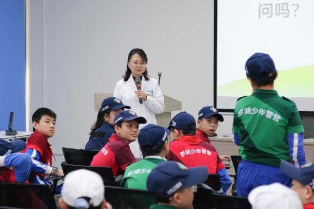 少警与特邀教官积极互动