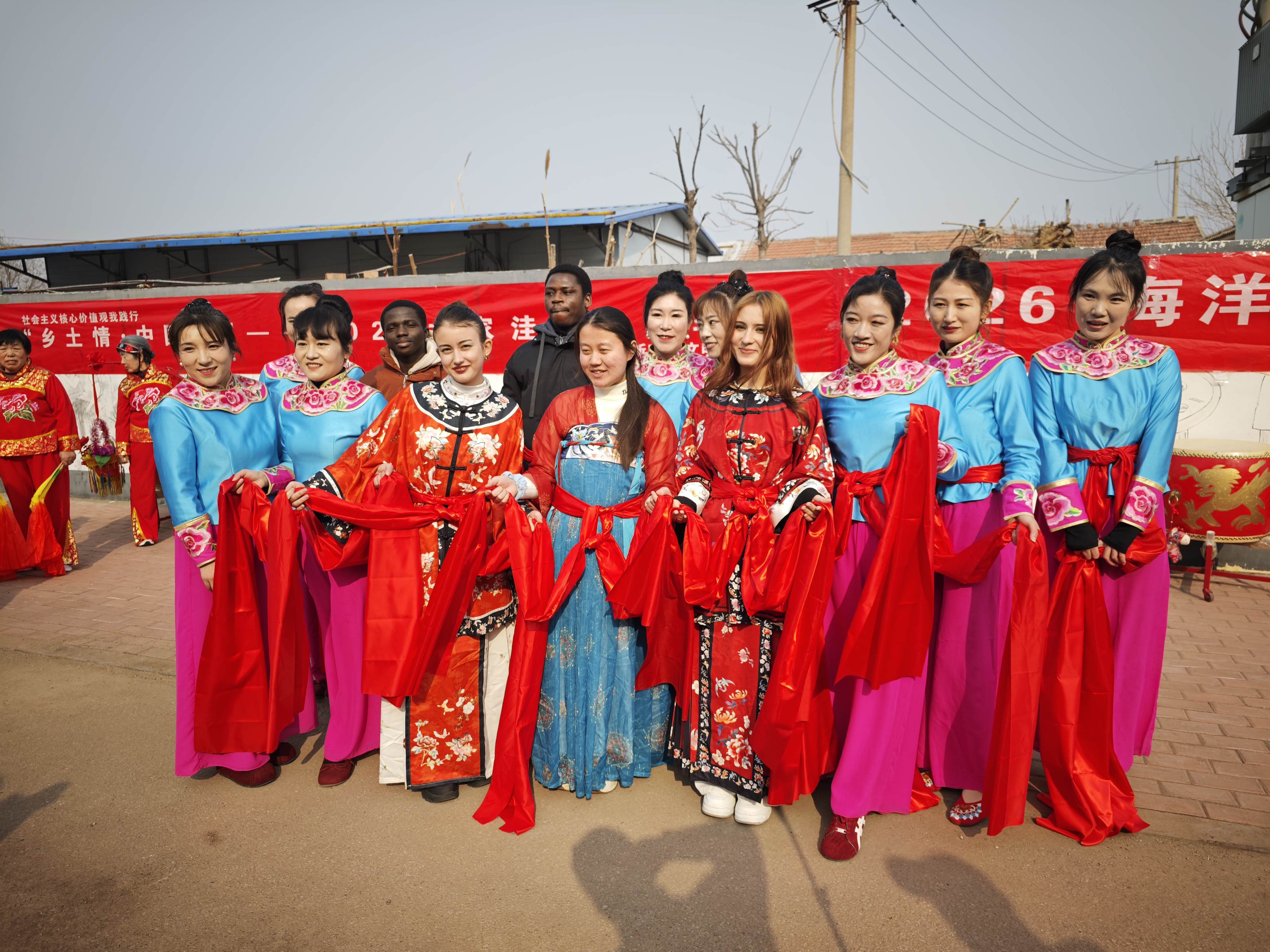 多国留学生体验潍坊滨海区“海洋大集” 沉浸式感受“中国年味”